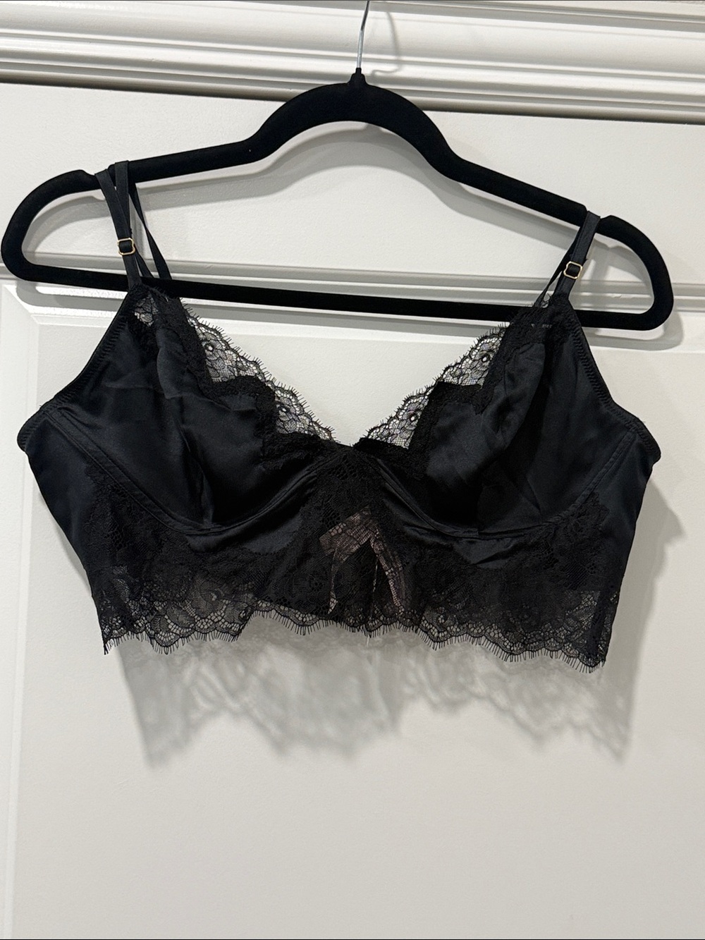 Victoria's Secret Black Satin & Lace Bralette Size Large NWT
